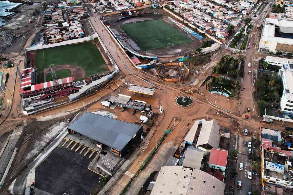 2026年8月19日，智利安托法加斯塔大區（Antofagasta）沿海城市托科皮亞（Tocopilla）因極端暴雨引發嚴重的泥石流災情，大量泥漿衝進街道與住宅區。（Jorge Perez/AFP via Getty Images）