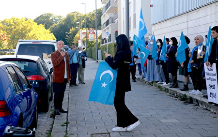 2021年10月1日，世維大會成員在慕尼黑中領館前舉辦活動，抗議中共對維吾爾人的迫害。圖為歐洲東突協會主席阿斯加‧禪（Asgar Can）發言。（黃芩／大紀元）
