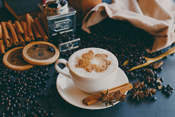 肉桂粉是很方便的控血糖材料，可以直接灑在咖啡上。（Shutterstock）