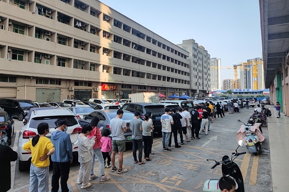 深圳最大城中村爆發疫情 傳上萬人緊急逃離