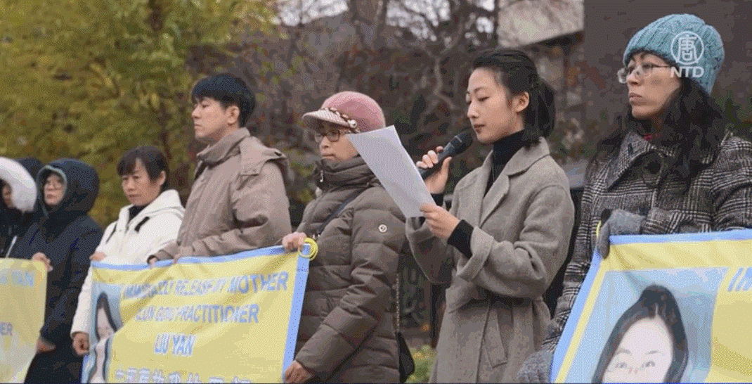 2022年2月18日，劉銘園在中領館前舉行新聞發布會，揭露中共的惡行，呼籲立即釋放母親劉豔。（明慧網）
