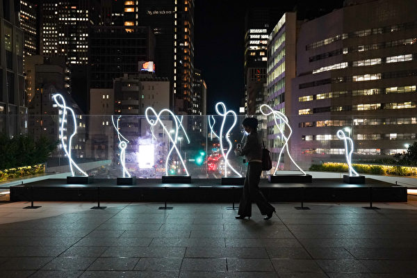 2023年11月13日,日本東京,虎之門燈光藝術展(Toranomon Light Art)期間,現場展示由黎巴嫩藝術家阿拉‧米納維(Alaa Minawi)創作的燈光藝術作品「我的光就是你的光」(My Light Is Your Light)。(Christopher Jue/Getty Images)