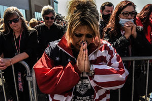 美國多地民眾為特朗普祈禱：上帝掌控著一切