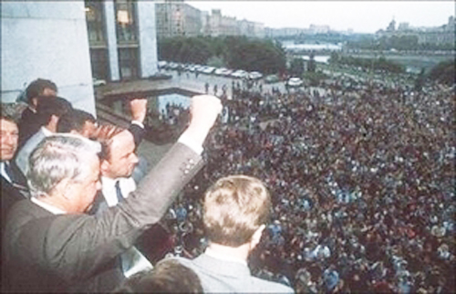 1991年8月19日，俄羅斯聯邦總統葉利欽在莫斯科呼籲軍隊槍口不能對向人民，並呼籲舉行全國總罷工和大規模示威。隨後，葉利欽宣布蘇共為非法組織。（AFP）