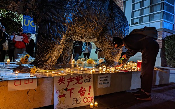 2022年12月1日，中國留學生為那些因中共防疫政策而犧牲的市民獻上燭光。（徐曼沅／大紀元）