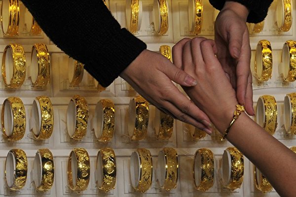 金價破4000美元仍看漲 香港人競賣家傳金飾