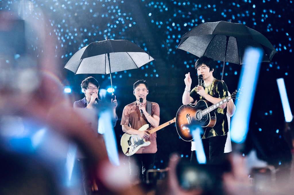 河南女企業家趙女士當年投資明星演唱會被騙1200萬元。圖為五月天在細雨中與粉絲們互動。（星藝娛樂提供）