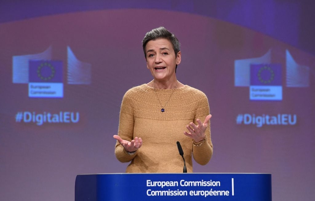  歐盟就監管Google等科技巨頭達成一項協議。圖為2022年1月26日，在布魯塞爾歐盟總部，歐盟競爭和反壟斷事務專員瑪格麗特‧韋斯塔格在新聞發布會上發言。（JOHN THYS/AFP via Getty Images）