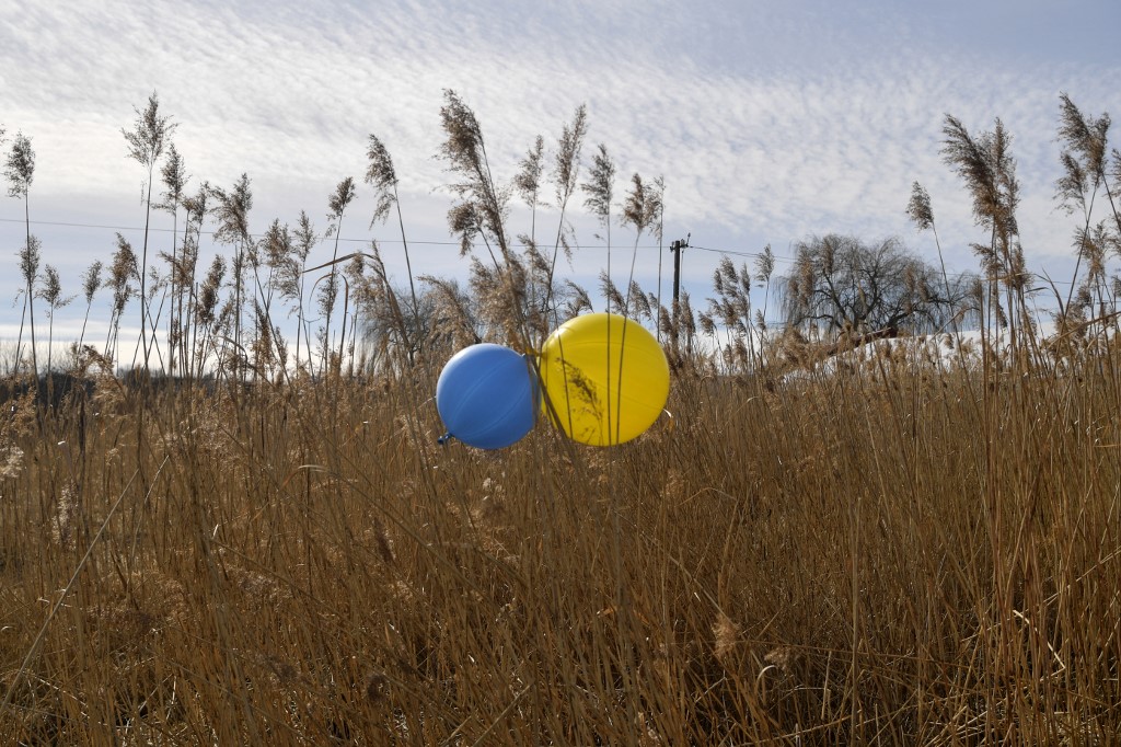 2022年3月13日，俄羅斯襲擊距離波蘭邊境僅十多英里烏克蘭軍事基地。圖為烏克蘭和波蘭邊境象徵烏克蘭國旗顏色的氣球。（Louisa GOULIAMAKI/AFP）