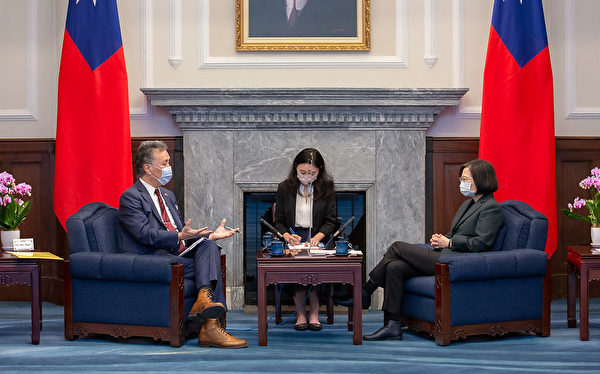 2021年11月26日，中華民國總統蔡英文於總統府與美國聯邦眾議院退伍軍人事務委員會主席高野交談。（總統府提供）