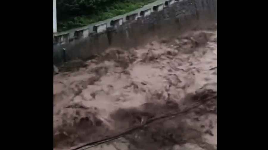 四川雅安泥石流災害 至少14人遇難