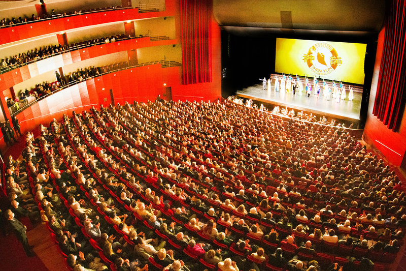 2022年2月8日，神韻環球藝術團於普羅旺斯大劇院進行在當地的第四場演出。（章樂／大紀元）