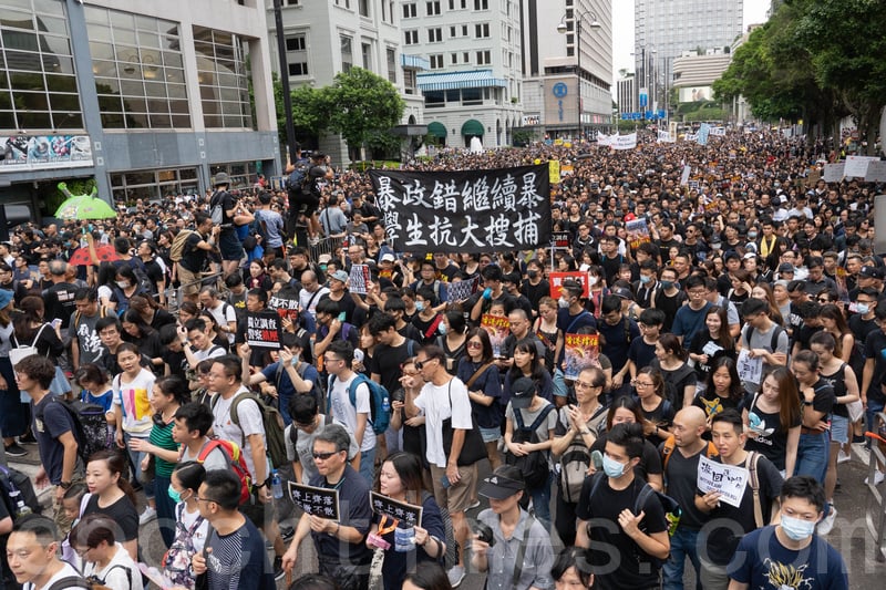 圖為7月7日香港市民於九龍舉行「反送中」遊行。（大紀元）