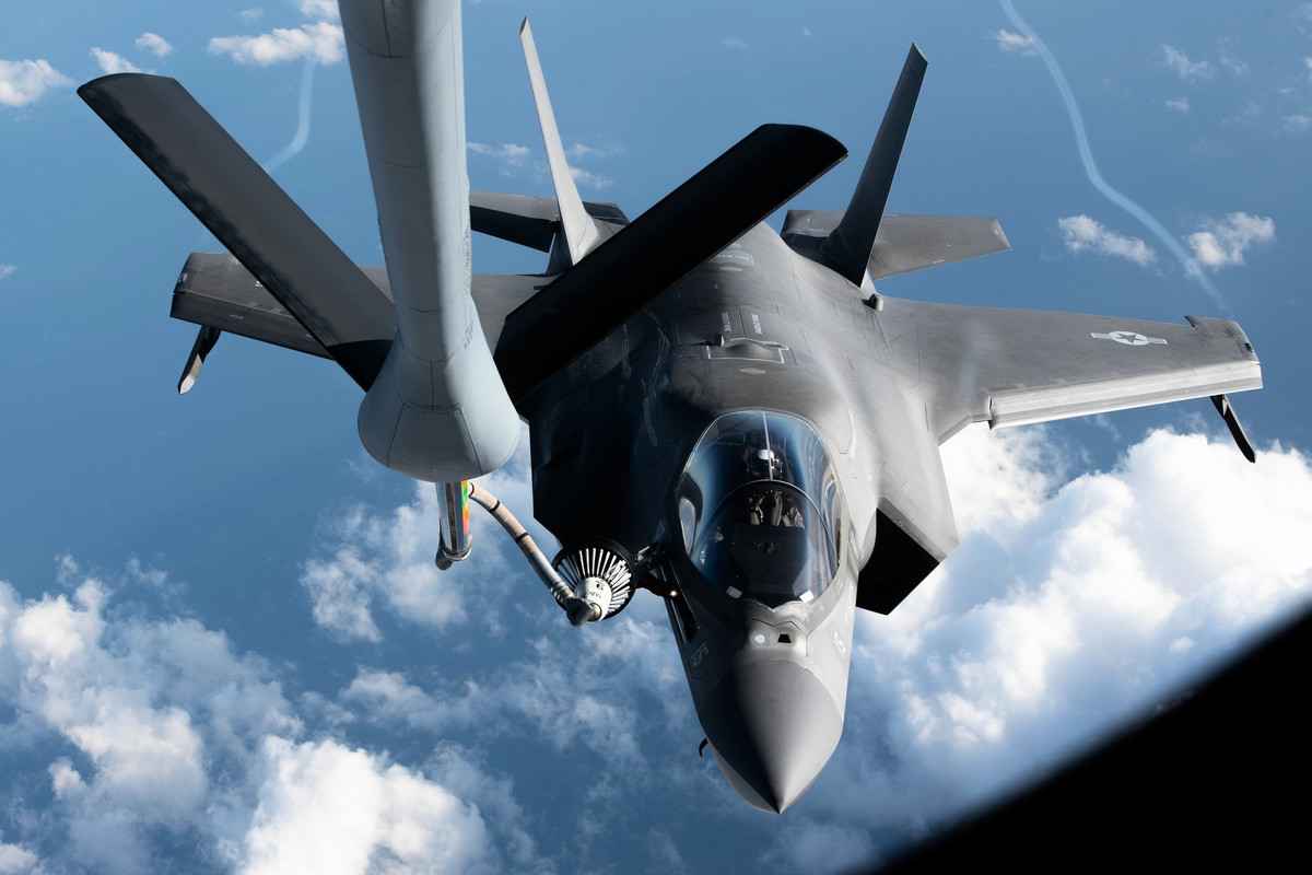 2023年1月19日，美軍一架部署在日本岩國基地的F-35B戰鬥機在太平洋上空接受空中加油。（美國空軍）