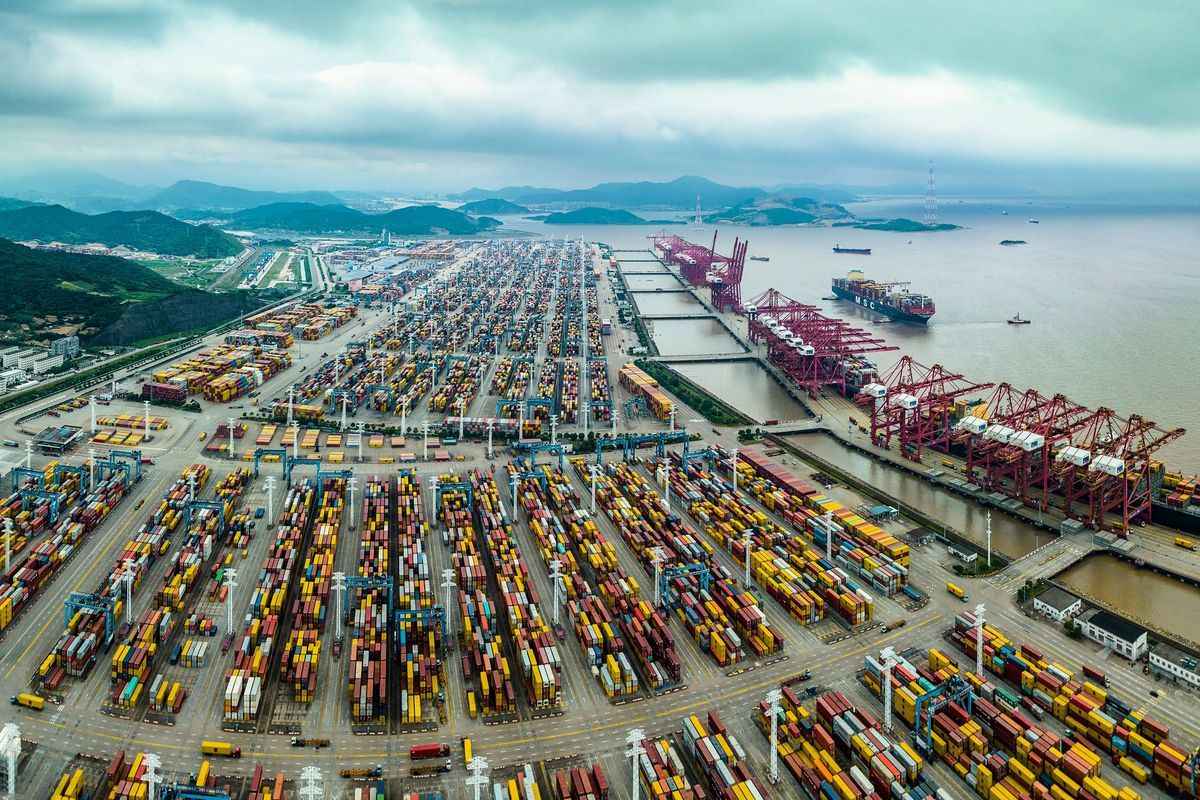 2023年6月6日，中國浙江省寧波市舟山港堆放著的貨櫃。 （STR/AFP via Getty Images）