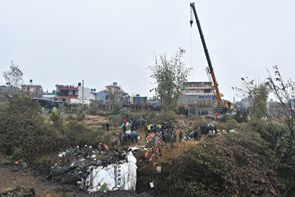 2023年1月16日，尼泊爾博卡拉（Pokhara），雪人航空（Yeti airlines）一架載有72人的飛機於前一天墜毀後，救援人員在現場檢查殘骸。（Prakash Mathema/AFP）