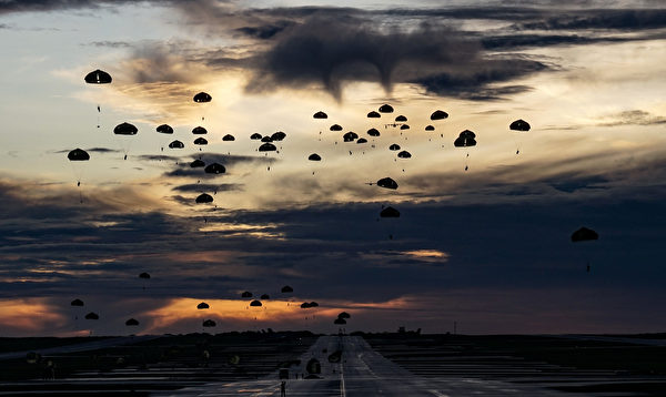 2021年7月30日凌晨，美軍第82空降師和日本陸上自衛隊傘降關島安德森空軍基地。（美國空軍）