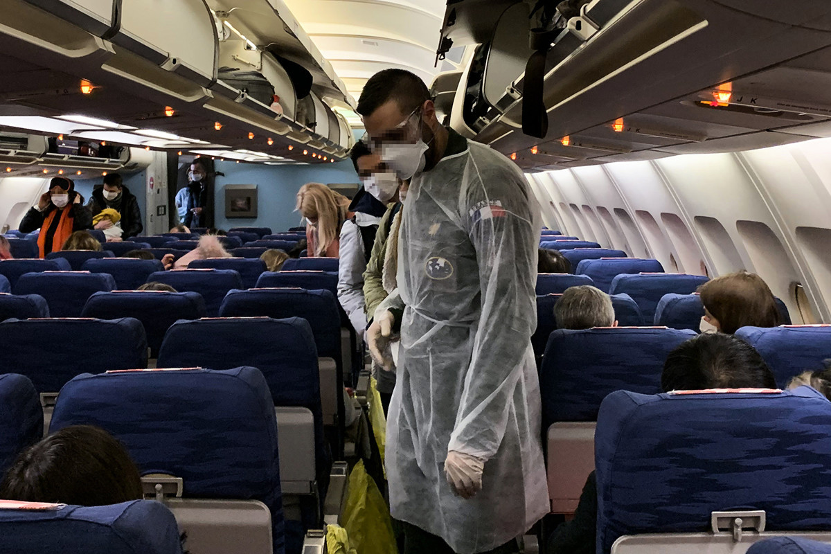 圖為1月31日，從武漢撤僑的專機上有醫護人員隨行。（HECTOR RETAMAL/AFP via Getty Images）
