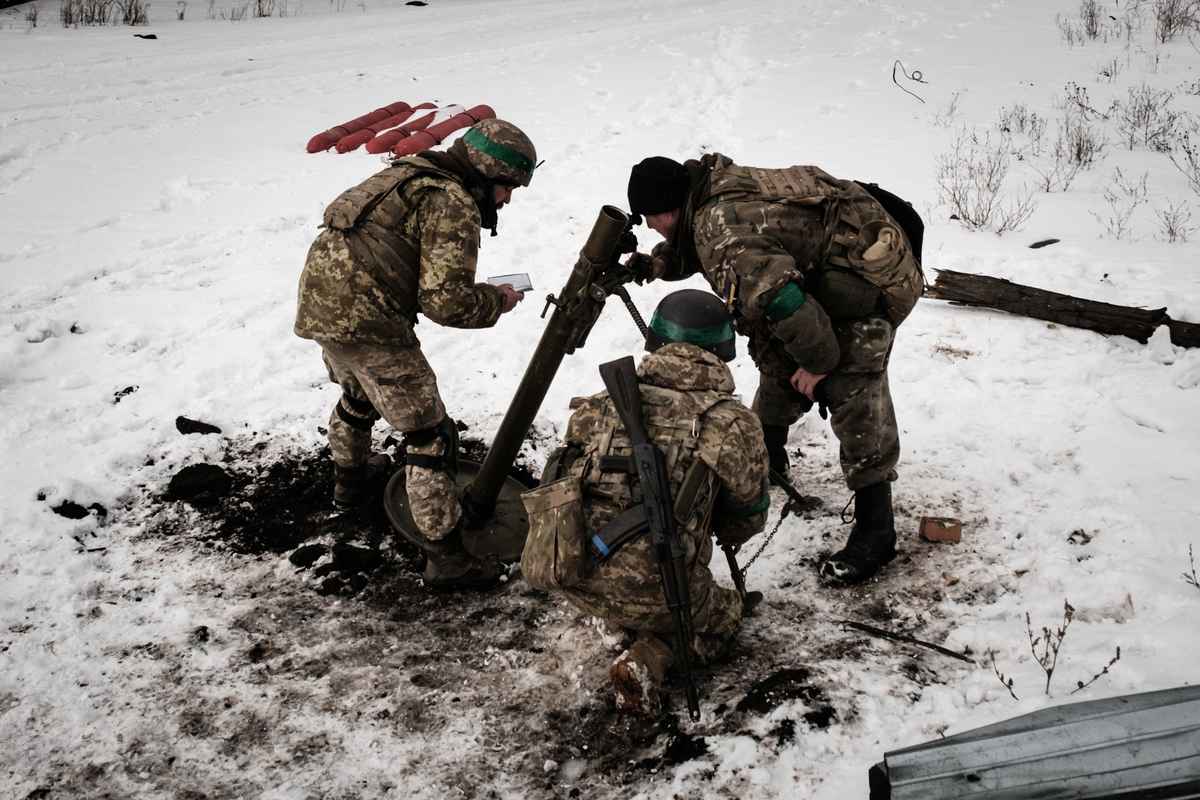 2023年2月16日，烏克蘭巴赫穆特（Bakhmut），俄羅斯軍隊逐步進逼，三名烏克蘭軍人準備向俄羅斯陣地發射迫擊砲。（Yasuyoshi Chiba/AFP）