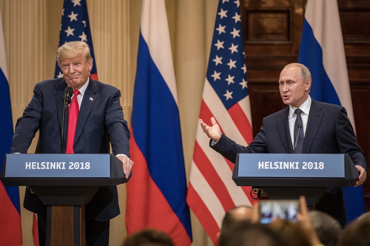 資料圖：2018年7月16日，時任總統特朗普（Donald Trump，左）和俄羅斯總統普京（Vladimir Putin）在芬蘭赫爾辛基舉行峰會後召開聯合新聞發布會。（Chris McGrath/Getty Images）