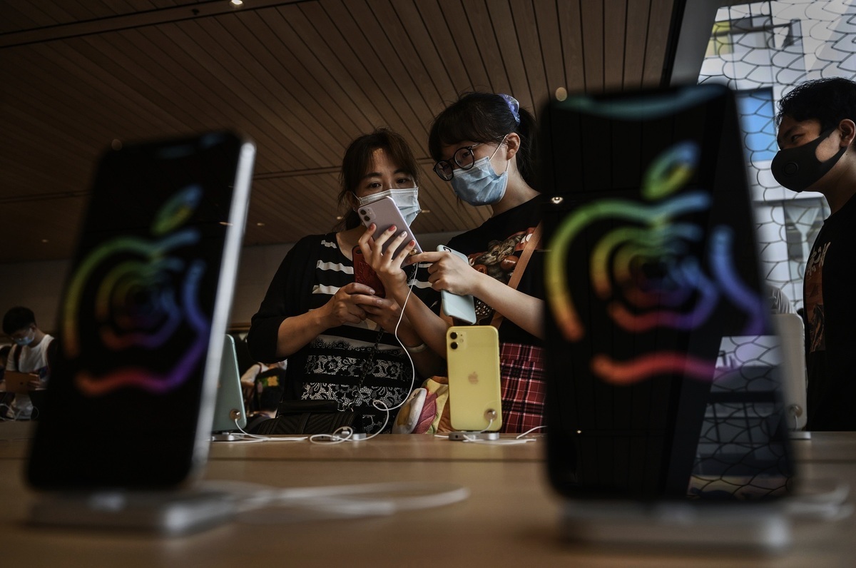 蘋果公司的iPhone是否漲價受到關注。圖為北京的一家蘋果專賣店。（Kevin Frayer/Getty Images）
