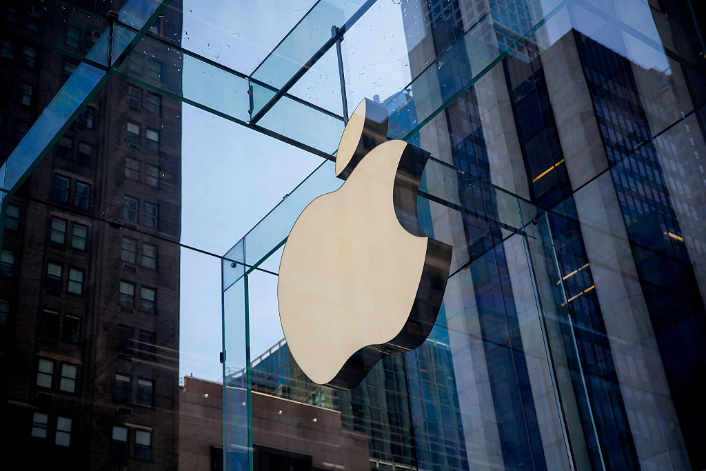 2015年6月17日，紐約市第五大道的蘋果商店的蘋果標誌。 （Photo by Eric Thayer/Getty Images）