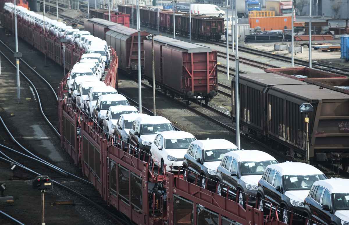 俄烏戰持續之際，德國大眾和寶馬等汽車製造商紛紛停止通過鐵路運輸向中國發送車輛。資料圖。（John MACDOUGALL/AFP）