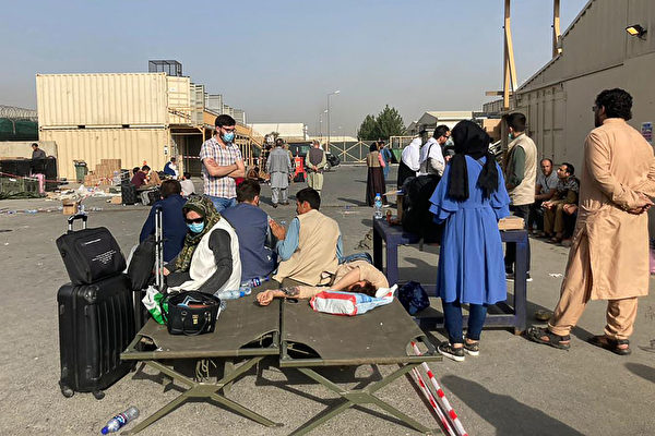 在喀布爾機場等待撤離的人們。（AFP via Getty Images）