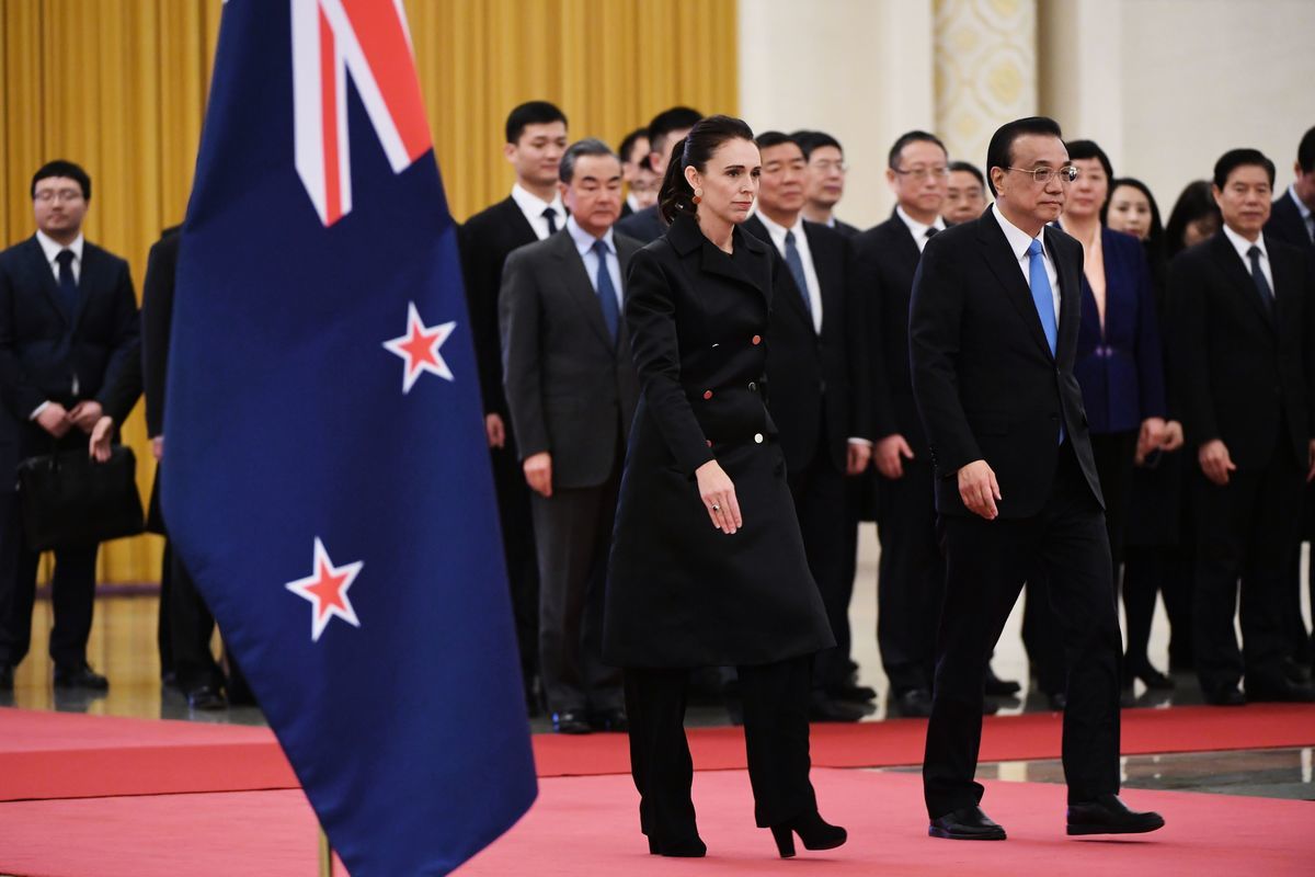 紐西蘭總理雅辛達·阿德恩（Jacinda Ardern，左）4月1日訪華，在近一天的會晤中她與中共領導人面對面談及華為及人權等棘手問題。（GREG BAKER/AFP/Getty Images）