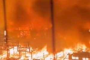 貴州錦屏一社區凌晨突發大火 大量木屋被焚燬