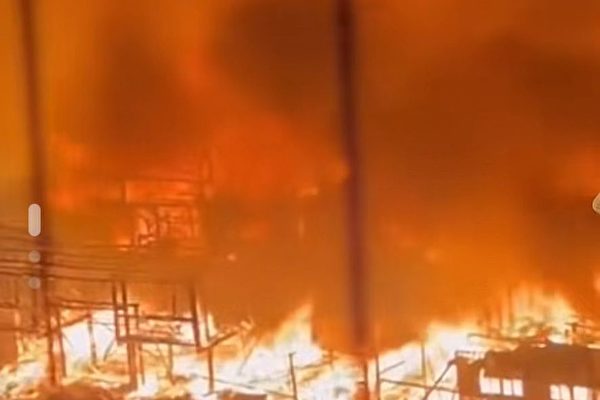 貴州錦屏一社區凌晨突發大火 大量木屋被焚燬