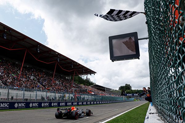 2023年7月30日,F1比利時站,從第六位發車的荷蘭車手韋斯達賓(Max Verstappen)率先衝線,成為F1史上第二位完成八連勝車手,並助紅牛車隊取得開季12連勝,再次刷新紀錄。圖為韋斯達賓駕駛紅牛賽車率先衝線瞬間。(Simon Wohlfahrt/POOL/AFP via Getty Images)