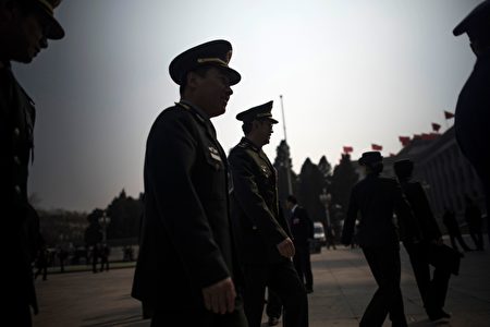圖為2018年3月10日，中共軍隊代表參加兩會。（FRED DUFOUR/AFP via Getty Images）