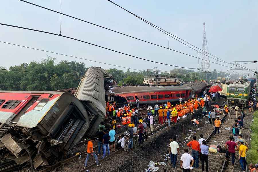 印度發生三列火車相撞事故 致288死逾900傷
