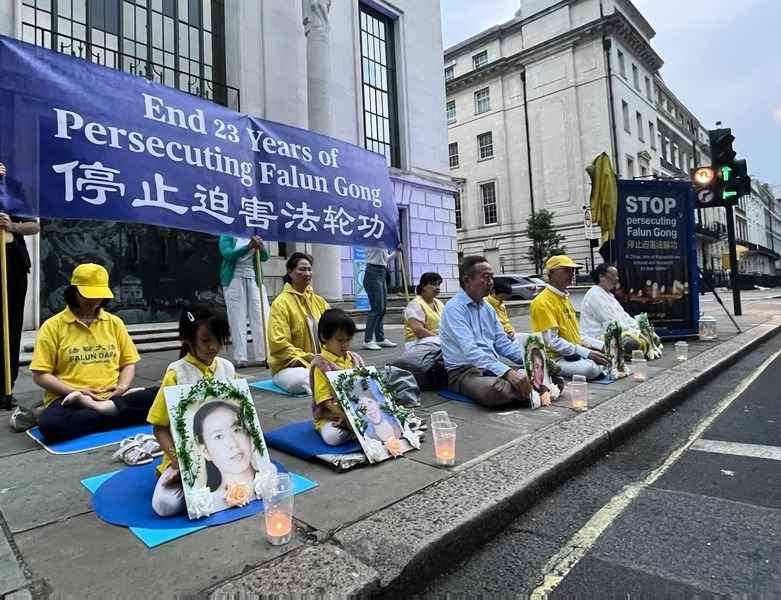 法輪功反迫害23年 倫敦中使館前燭光悼念