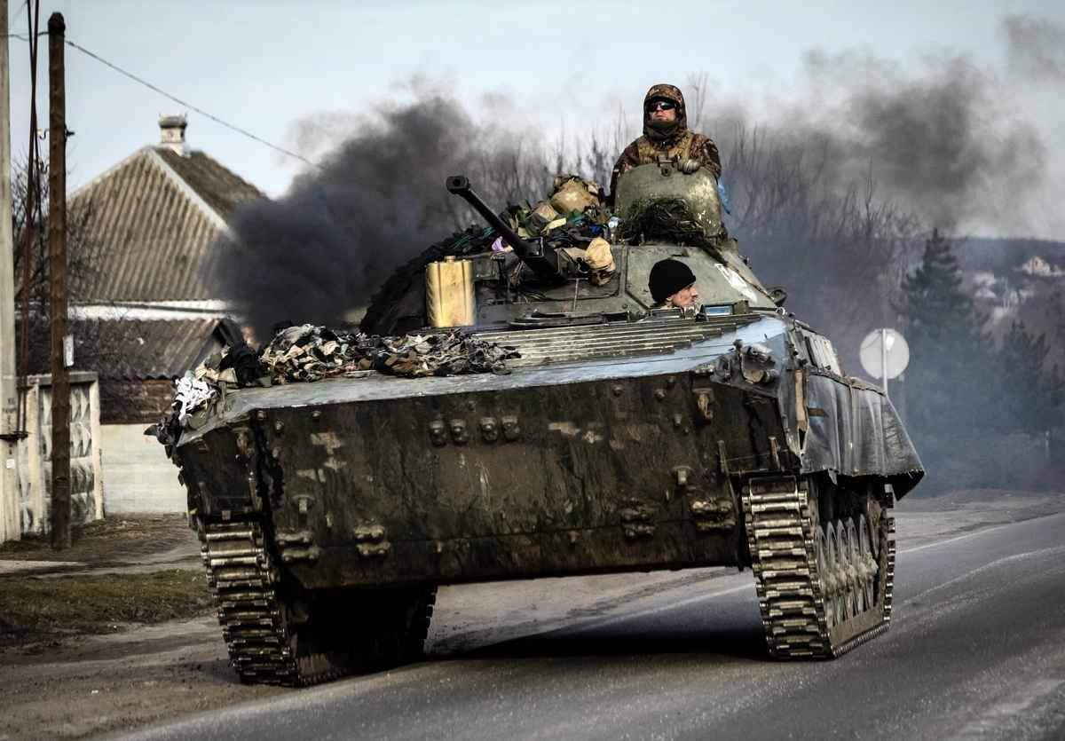 中共若武力犯台，不只波及半導體供應，還可能造成全球經濟混亂，比俄烏戰爭造成的亂象更嚴重。圖為烏克蘭的裝甲車。（FADEL SENNA/AFP）