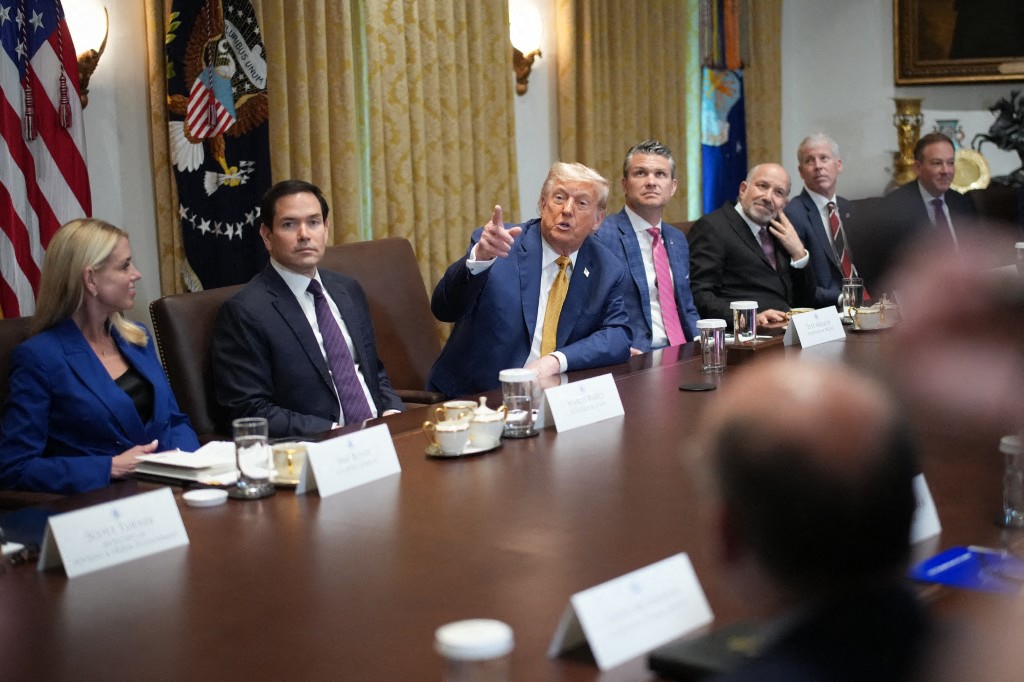 2025年7月8日,美國總統特朗普在白宮舉行的內閣會議上講話。(Andrew Harnik/GETTY IMAGES NORTH AMERICA/Getty Images via AFP)