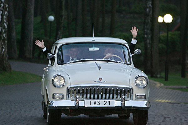 2005年5月，喬治布殊訪問俄羅斯，在位於莫斯科市郊的總統府邸內，普京把自己的車讓給布殊開著兜了幾圈，自己則坐在副駕駛的位子上。（VLADIMIR RADIONOV/AFP/Getty Images）