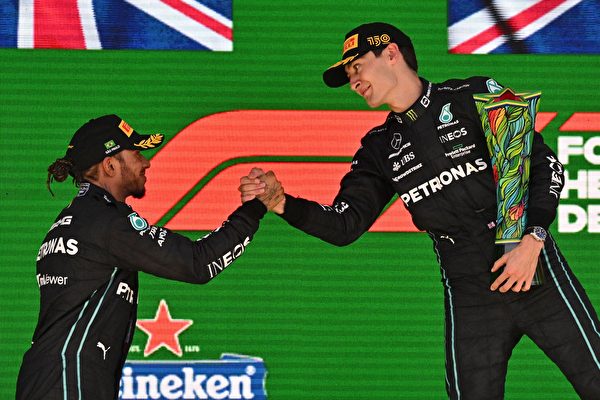 2022年11月13日,F1第21站聖保羅大獎賽在英特拉格斯賽道進行。杆位起步的平治英國車手佐治羅素奪得職業生涯第一個分站冠軍,隊友咸美頓(左)獲得亞軍。(Nelson Almeida/AFP via Getty Images)
