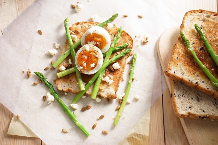 全麥多士夾水煮蛋、清蒸蘆筍，再撒些菲達芝士（Feta Cheese）碎片，是最健康的早餐。（Shutterstock）