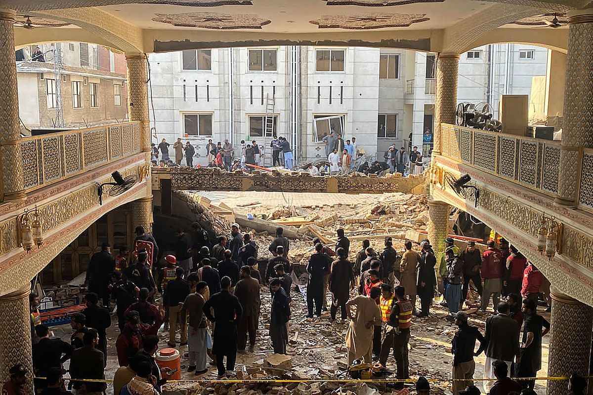 2023年1月30日，巴基斯坦白沙瓦（Peshawar）警察總部內的清真寺發生爆炸，安全官員來到現場檢查。（MAAZ ALI/AFP via Getty Images）