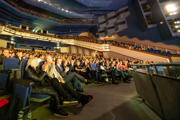 神韻英國伯明翰兩場爆滿 文化與靈性之旅觸動人心