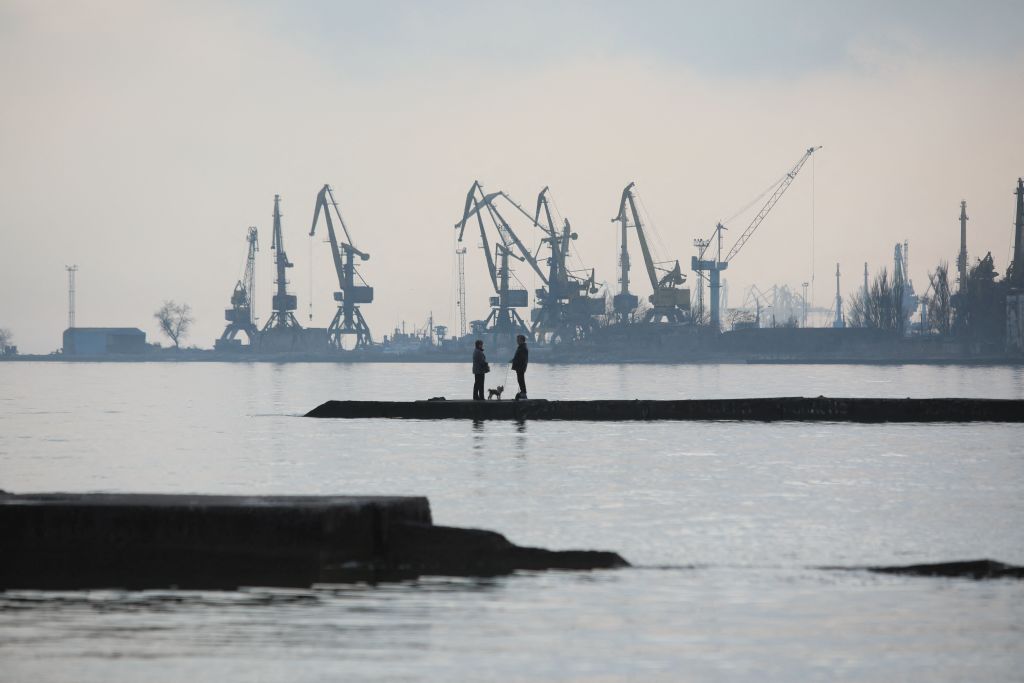 國際海事組織承諾，將努力為滯留在烏克蘭港口的船隻建安全走廊。圖為2022年2月23日，烏克蘭工業港口城市馬里烏波爾一景。（ALEKSEY FILIPPOV/AFP via Getty Images）