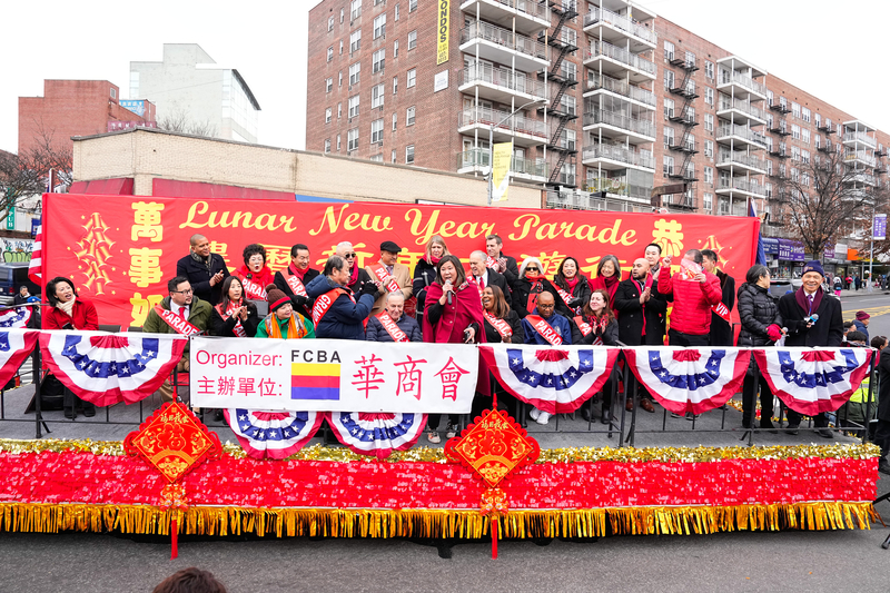 紐約最大華人社區法拉盛2023年1月21日（大年三十）舉行兔年新年大遊行，各級民意代表、民選官員向亞裔拜年。十萬民眾夾道爭睹，歡呼喝采。（戴兵/大紀元）