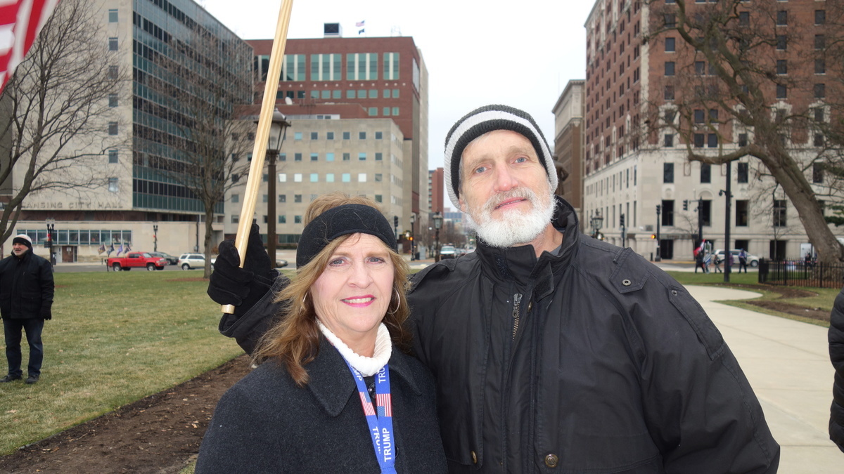 Renee和她丈夫Mark在密歇根州議會大樓前。（林樸／大紀元）