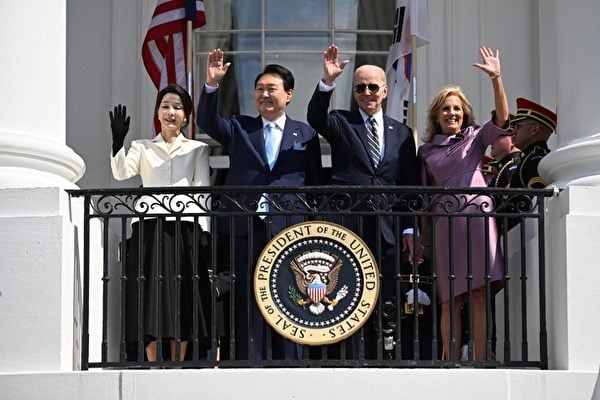 2023年4月26日，美國總統拜登、第一夫人吉爾‧拜登在白宮歡迎南韓總統尹錫悅以及第一夫人金建希訪美。（Jim Watson/AFP via Getty Images）