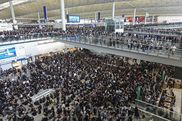 2019年8月12日，港人在香港機場展開「警察還眼」集會，民眾坐滿接機大廳。（余鋼／大紀元）