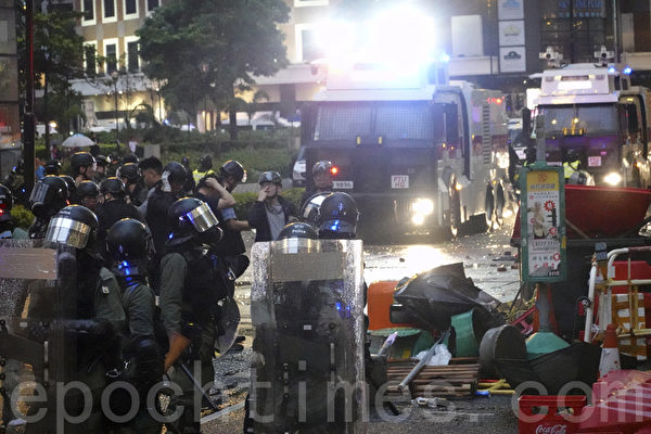 2019年8月25日，警方在荃灣如心廣場的楊屋道頻繁發射催淚彈，並出動水炮車驅趕示威者。（余鋼／大紀元）