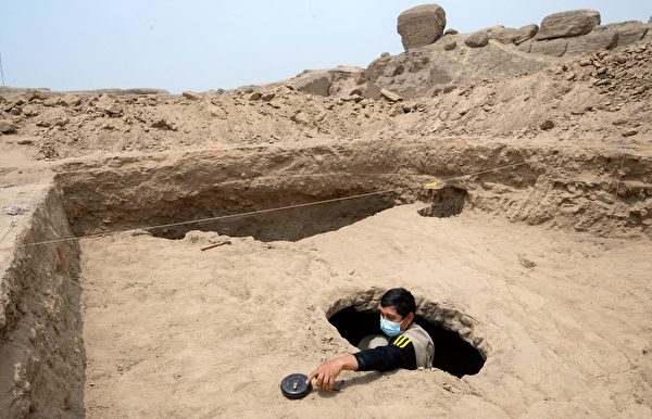 2021年11月30日,秘魯,一位考古學家正在「卡哈馬爾基利亞」(Cajamarquilla)考古遺蹟工作,先前此地發現了一具約800至1,200年歷史的木乃伊。(Cris Bouroncle/AFP via Getty Images)