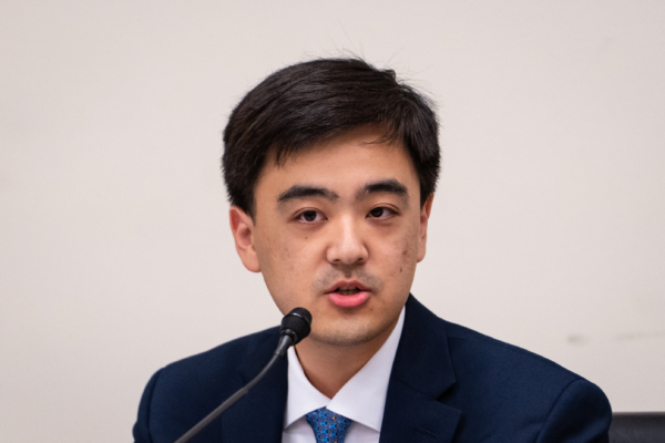 法輪大法訊息中心代表Mark Yang。( Madalina Vasiliu/英文大紀元)